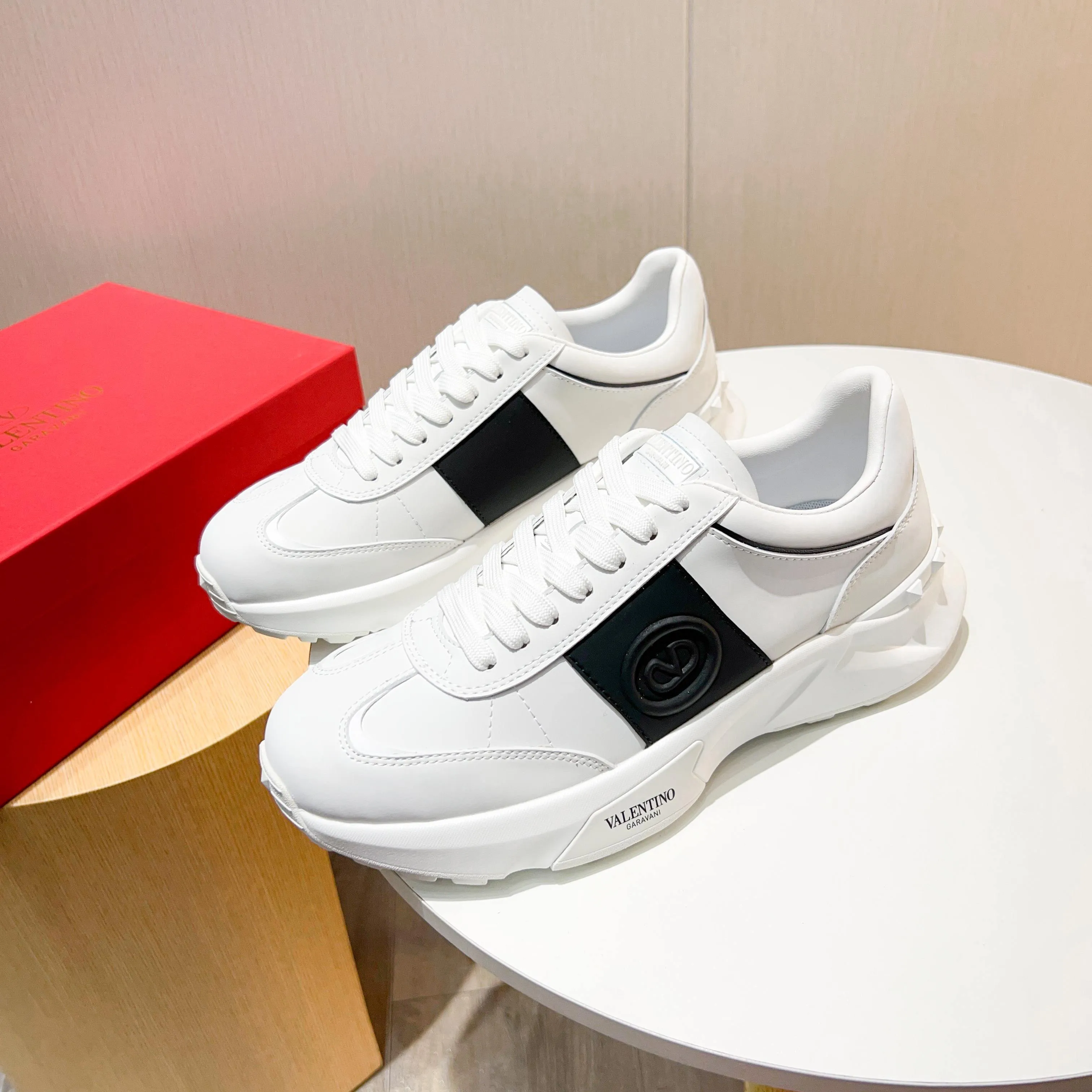 Ex-factory price: 520💰𝙑𝙖𝙡𝙚𝙣𝙩𝙞𝙣𝙤/Valentino𝙑𝙏 The latest official website main model in early autumn Classic continuation💯Making goods all year round🎁Wannian classic series sports and casual shoes💥, a must-have trendy item all year round🏆Many stars and Internet celebrities have performed it🔥 The original version is developed one to one, perfect last shape, VT iconic logo, logo printing on tongue and upper, original full set of packaging, full oil edge on the upper, T men's men's shoes💰u ultra-light combination outsole Comfortable on the feet, not squeezing the feet, fabric/first layer of cowhide. Lining/cow lining💕 Standard size: 38-44 (45 can be ordered)